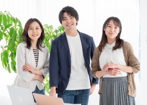 笑顔で並ぶ企業の社員たち