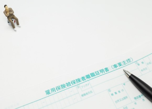 チェックリストに記入する様子