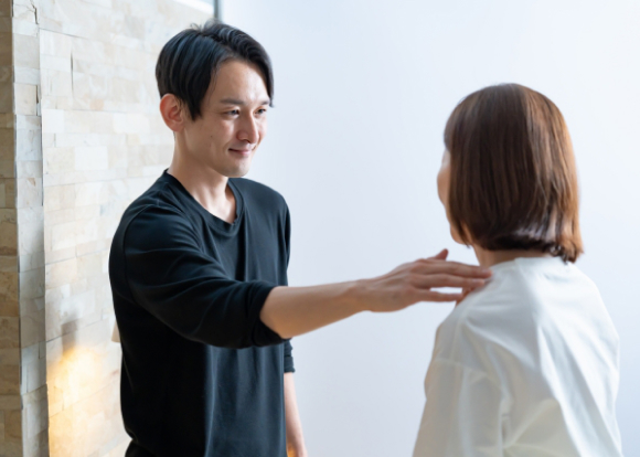 お客様の姿勢を確認するセラピスト